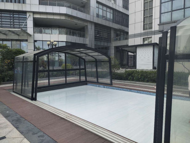 露天游泳池如何防塵？