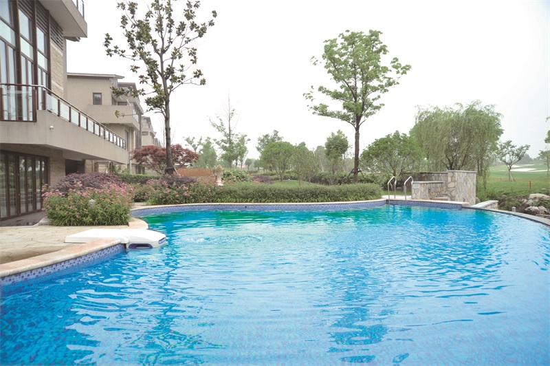 還在手動(dòng)清潔泳池水底？