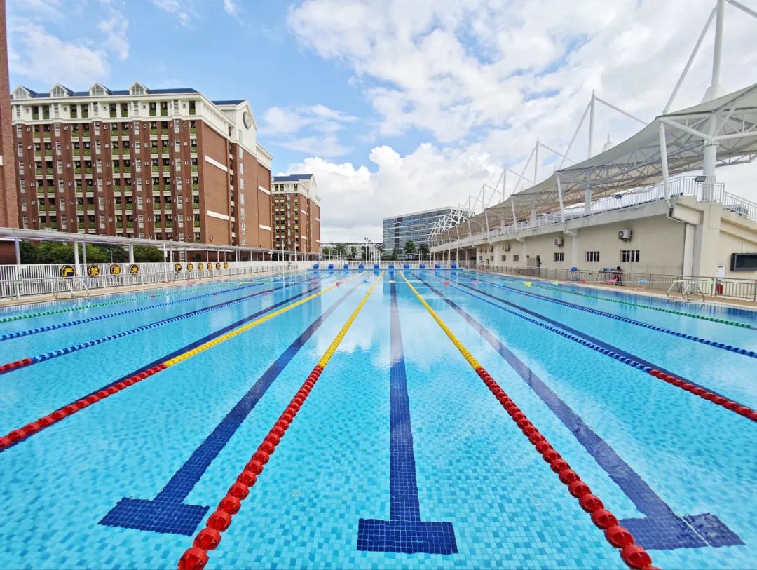 <b>游泳池清潔機(jī)器人讓清潔省心又省力，解放雙手！</b>