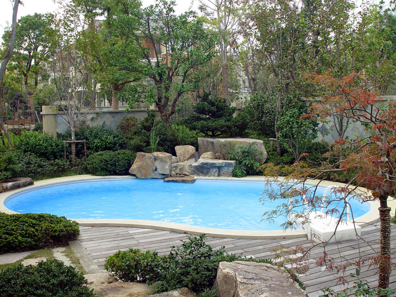 <b>別墅游泳池建在庭院哪？3 個(gè)黃金位置不浪費(fèi)空間還顯檔次！</b>