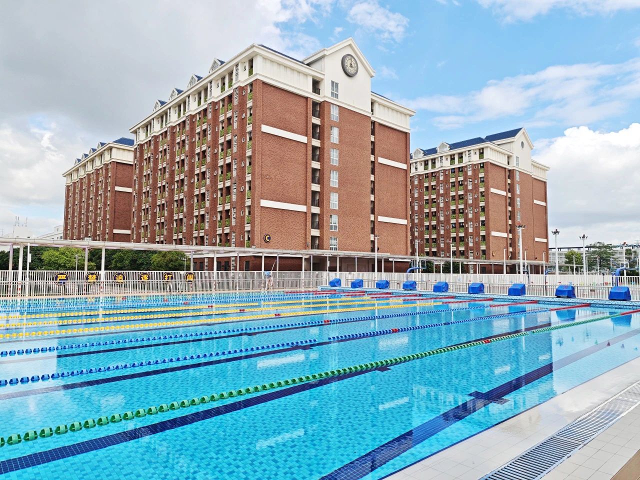 游泳池水底吸塵器怎么選？注意這幾點(diǎn)不踩坑！