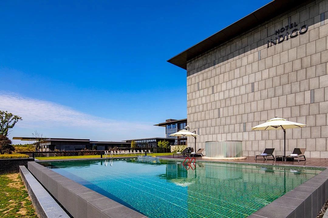 告別手動刷泳池！這款游泳池吸塵器輕松搞定水底臟污！