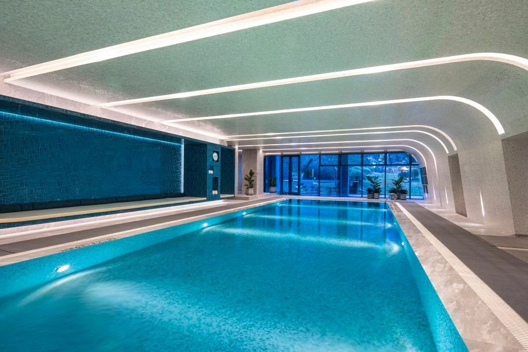 別墅露天游泳池怎么設(shè)計(jì)更適配庭院？